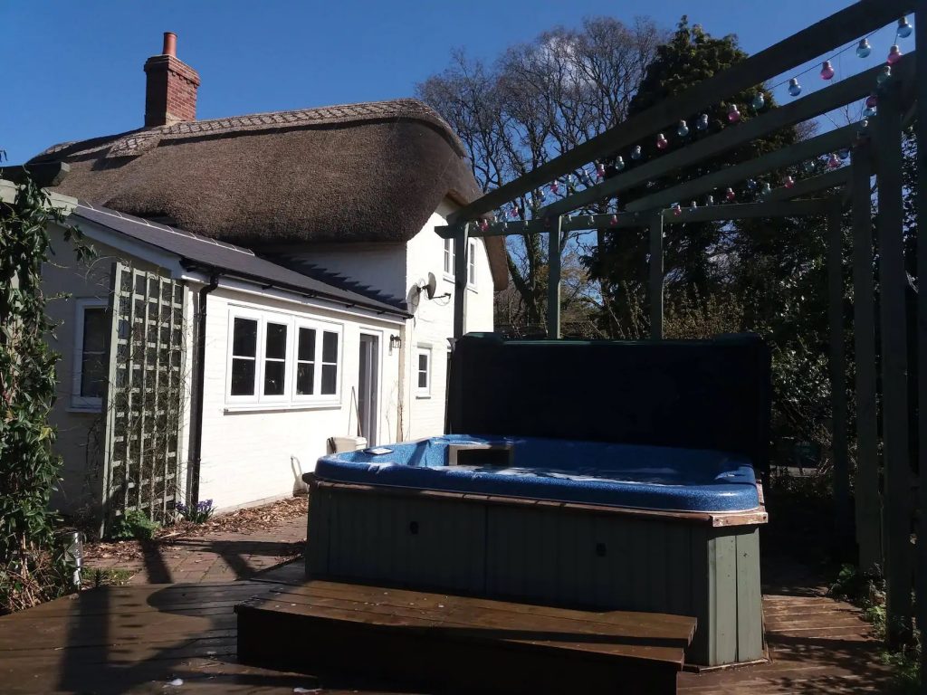 Thatched Cottage with Hot Tub